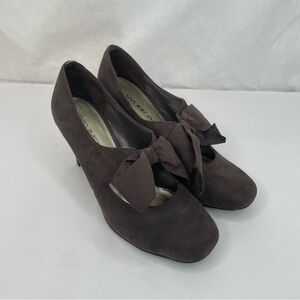 Ann Marino | Rounded Almond Toe Chocolate Brown Faux Suede Heels w/ Bow Accents